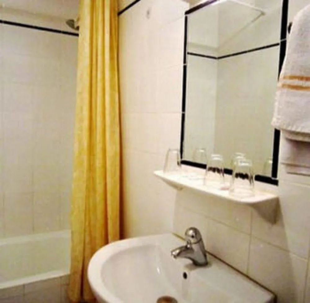 Hotel Hipotel Voltaire Bastille Paris