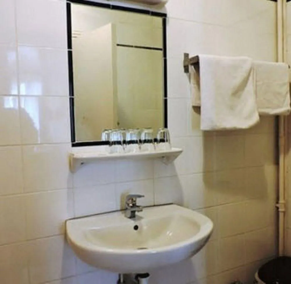 Hipotel Voltaire Bastille Hotel